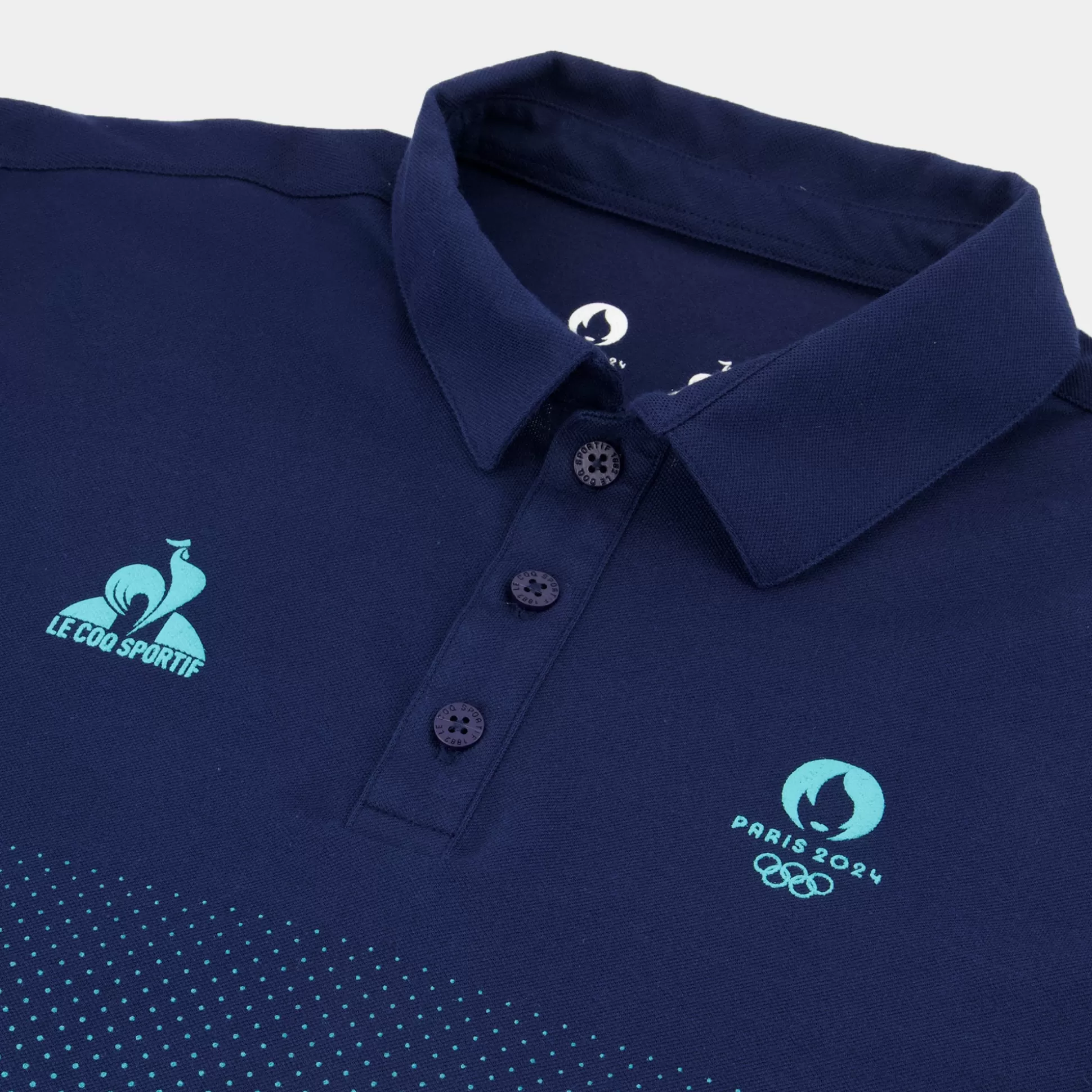 paris___le_coq_sportif_polo_bleu_en_dgrad_homme_2.webp Homme Le Coq Sportif PARIS 2024 | Polo bleu en dégradé Homme