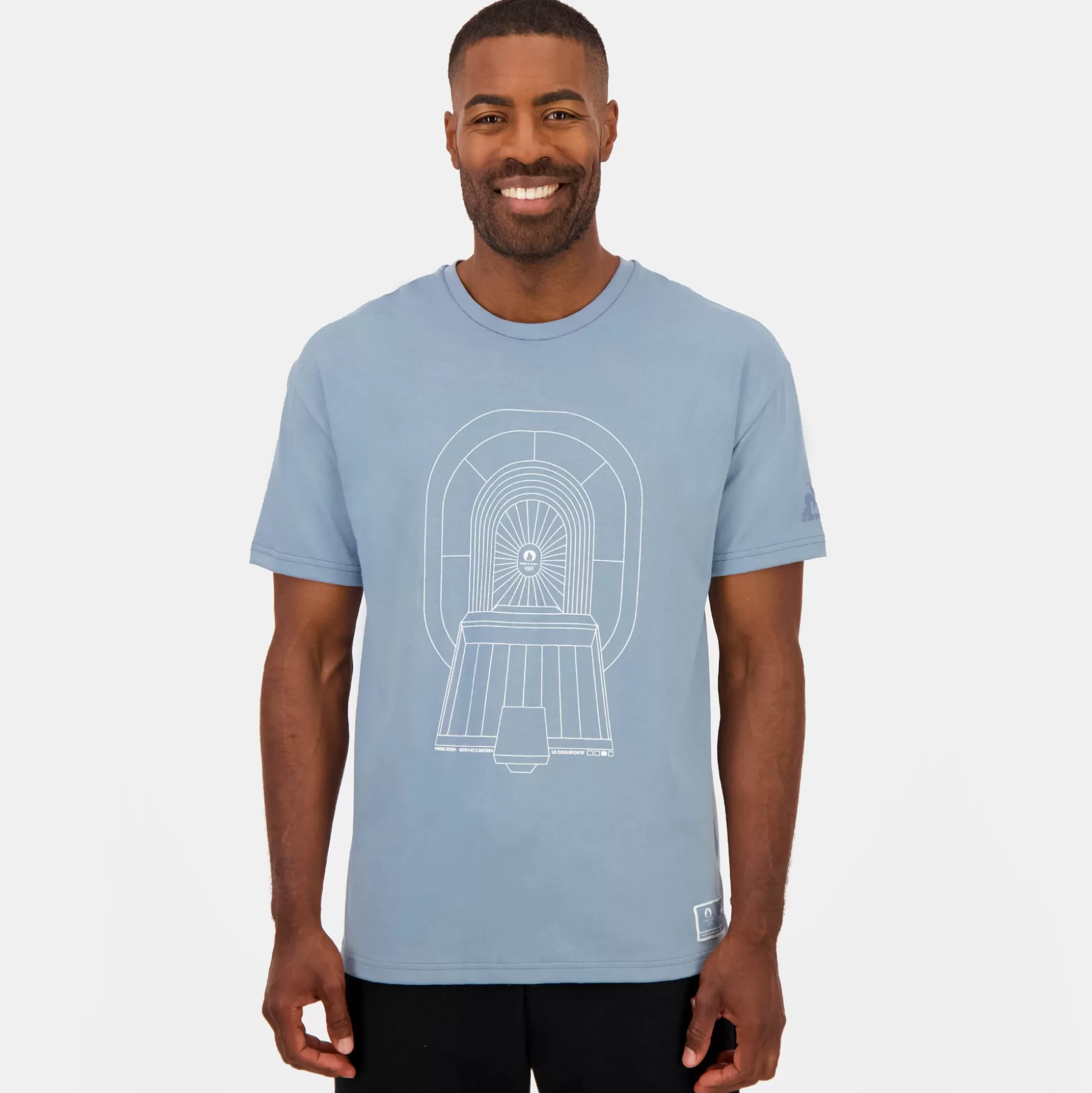 paris___le_coq_sportif_tshirt_capsule_saintdenis_unisexe_10.webp Homme Le Coq Sportif Paris 2024 | T-shirt capsule Saint-Denis Unisexe